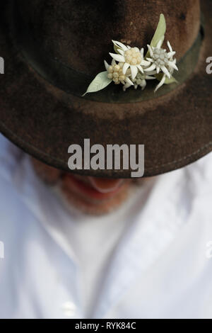 Alte Domancy Craft Festival. Landwirt wearign ein Hut mit Edelweiss. Frankreich. Stockfoto