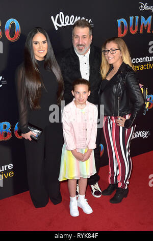 Izabel Araujo und Joey Fatone mit ihren Töchtern Kloey Alexandra Fatone und Briahna Joely Fatone Teilnahme an der Weltpremiere des 'Dumbo' am El Capitan Theatre am 11. März; 2019 in Los Angeles, Kalifornien. Stockfoto