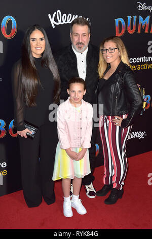 Izabel Araujo und Joey Fatone mit ihren Töchtern Kloey Alexandra Fatone und Briahna Joely Fatone Teilnahme an der Weltpremiere des 'Dumbo' am El Capitan Theatre am 11. März; 2019 in Los Angeles, Kalifornien. Stockfoto