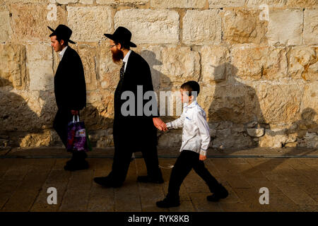 Orthodoxe Juden wandern in der Nähe von Jaffa Tor in der Altstadt von Jerusalem, Israel. Stockfoto