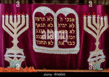 Die 4 sephardischen Synagogen, Jerusalem, Israel. Detail der Heilige Lade Vorhang. Stockfoto