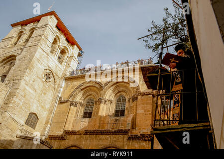 Griechisch-orthodoxe Ostern Donnerstag Feier außerhalb des Heiligen Grabes in Jerusalem, Israel. Stockfoto