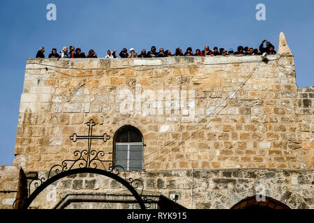 Griechisch-orthodoxe Ostern Donnerstag Feier außerhalb des Heiligen Grabes in Jerusalem, Israel. Stockfoto