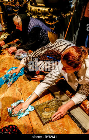 Christliche Pilger an der Grabeskirche, Jerusalem, Israel zu verehren. Stockfoto