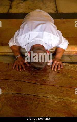 Christliche Pilger an der Grabeskirche, Jerusalem, Israel zu verehren. Stockfoto