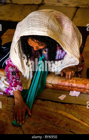 Christliche Pilger an der Grabeskirche, Jerusalem, Israel zu verehren. Stockfoto