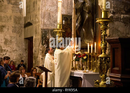 Katholische Pilger an der Grabeskirche, Jerusalem, Israel zu verehren. Stockfoto