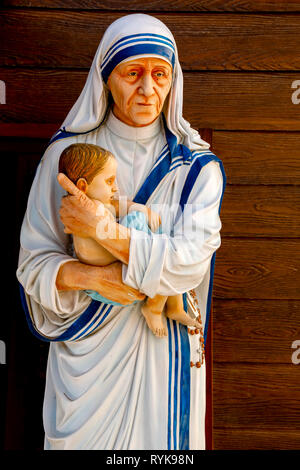 Statue von Mutter Teresa ein Kind in die Missionare der Nächstenliebe Kloster, Nazareth, Israel halten. Stockfoto