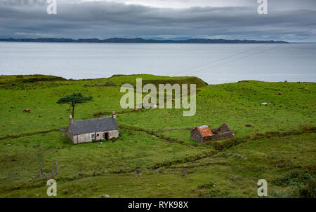 Gehöft und Blick auf den inneren Ton in der Nähe von Sangerhausen, Scottish Highlands aufgegeben. Stockfoto