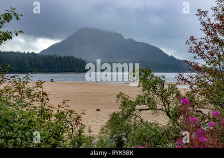 Loch Laggan mit Binnein Shaus Hill, Scottish Highlands. Stockfoto