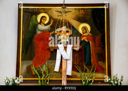 Ostern kreuz und Verkündigung Gemälde im Nazareth Melkitischen (griechisch-katholischen) Kirche, Galiläa, Israel. Stockfoto