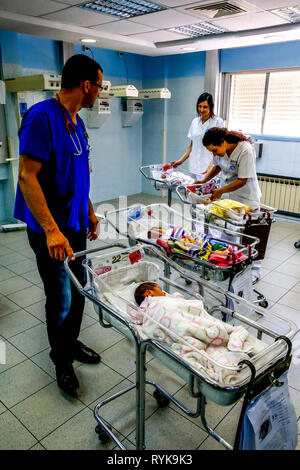 Der hl. Vinzenz von Paul Hospital, von den Töchtern der Nächstenliebe Missionare in Nazareth, Israel. Neonatology ward. Stockfoto