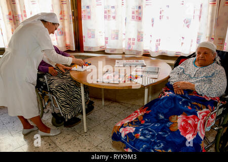 Der hl. Vinzenz von Paul Hospital, von den Töchtern der Nächstenliebe Missionare in Nazareth, Israel. Geriatrische Station. Stockfoto