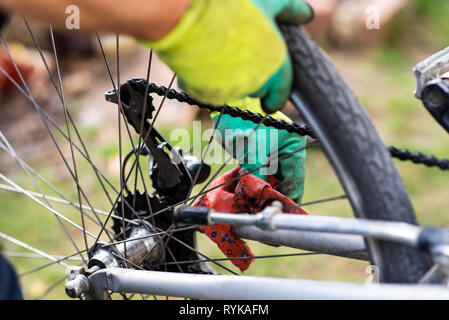 Mann sein Fahrrad für die neue Saison beibehalten Stockfoto