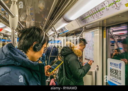 SHANGHAI, China, Dezember - 2018 - Innenansicht des geschäftigen U-Bahn in der Stadt Shanghai, China Stockfoto