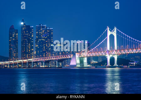 Gwangan Brücke und Wolkenkratzer in der Nacht. Busan, Südkorea Stockfoto