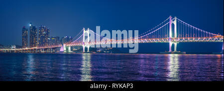 Gwangan Brücke und Wolkenkratzer in der Nacht. Busan, Südkorea Stockfoto