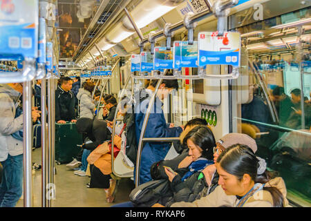 SHANGHAI, China, Dezember - 2018 - Innenansicht des geschäftigen U-Bahn in der Stadt Shanghai, China Stockfoto