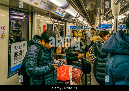 SHANGHAI, China, Dezember - 2018 - Innenansicht des geschäftigen U-Bahn in der Stadt Shanghai, China Stockfoto