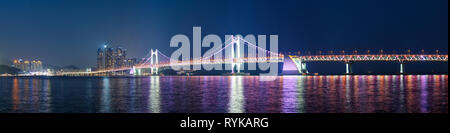 Gwangan Brücke und Wolkenkratzer in der Nacht. Busan, Südkorea Stockfoto