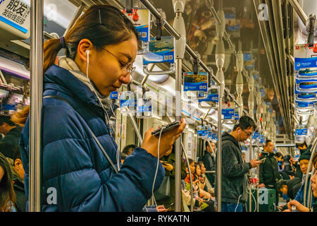 SHANGHAI, China, Dezember - 2018 - Innenansicht des geschäftigen U-Bahn in der Stadt Shanghai, China Stockfoto