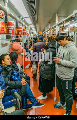 SHANGHAI, China, Dezember - 2018 - Innenansicht des geschäftigen U-Bahn in der Stadt Shanghai, China Stockfoto