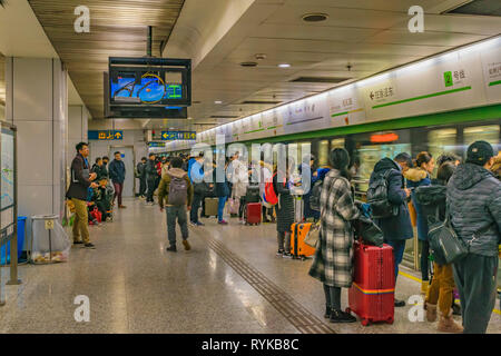 SHANGHAI, China, Dezember - 2018 - Innere u-bahn Szene, die Menschen warten auf den Zug in Shanghai Metro. Stockfoto