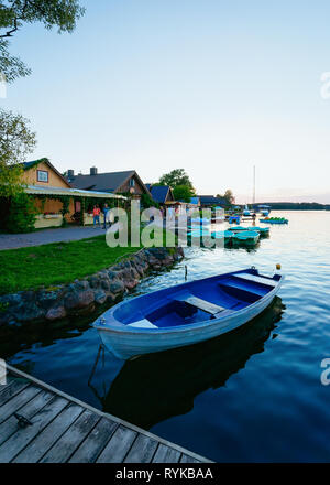 Boot auf dem galve See in Trakai in Litauen bei Sonnenuntergang. Stockfoto