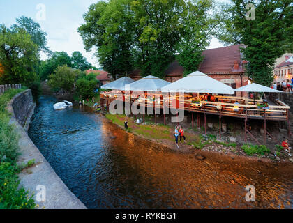 Die Menschen auf der Straße Terrassen Cafe in der Altstadt von Vilnius in Litauen in den Abend. Stockfoto