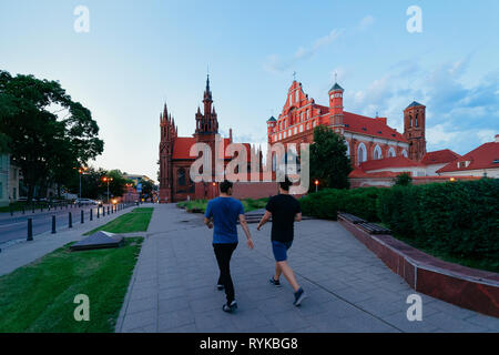 Freunde in der St. Anna Kirche in der Altstadt von Vilnius in Litauen am Abend Stockfoto