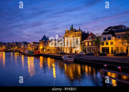 Kanal und Häuser am Abend. Haarlem, Niederlande Stockfoto