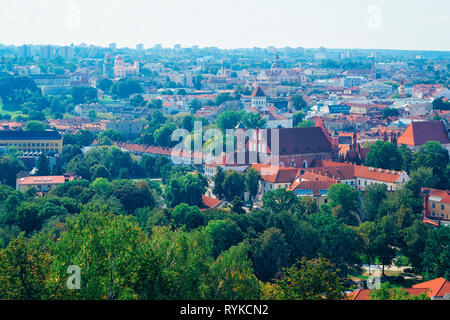 Stadtbild von Vilnius mit der St. Anna Kirche in Litauen. Stockfoto