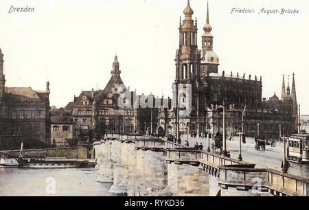 Nicht identifizierte Dampfer, Sächsisches Ständehaus, Georgentor, Fassade der Hofkirche (Dresden), Historische Bilder der Augustusbrücke, Straßenbahnen in Dresden, Pferdekutschen in Deutschland, 1915, Dresden, Friedrich, August, Brücke Stockfoto