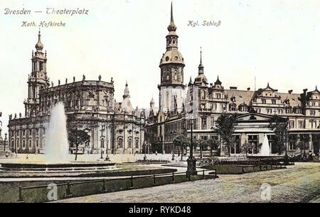 Theaterplatz, Dresden, Äußere der Hofkirche (Dresden), Dresdner Schloss, Schinkelwache, Pferdesport, Statuen in Sachsen, Brunnen in Dresden, Hausmannsturm, Straßenbahnen in Dresden, 1915, Hofkirche und Schloß, Deutschland Stockfoto