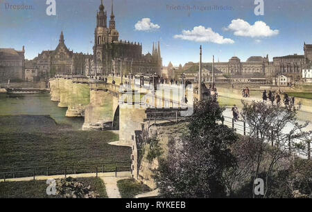 Sächsisches Ständehaus, Basteischlösschen, Historische Bilder der Augustusbrücke, Außen an der Hofkirche, der Semperoper (Dresden), Hotel Bellevue, Theaterplatz Dresden Sempergalerie, Dresden, Georgentor, Hausmannsturm, Italienisches Dörfchen, Straßenbahnen in Dresden, Pferdekutschen in Deutschland, 1915, Friedrich, August, Brücke Stockfoto