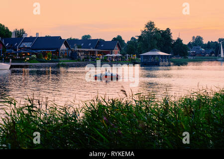 Romantischer Sonnenuntergang auf der Straße Terrassen Café im Galve See in Trakai in Litauen. Stockfoto