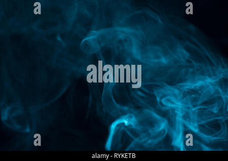Abstrakt Blau Rauch auf einem dunklen Hintergrund. Blauer Rauch Hintergrund Stockfoto