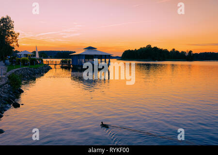 Romantischer Sonnenuntergang auf der Straße Terrassen Cafe im Galve See in Trakai in Litauen. Stockfoto