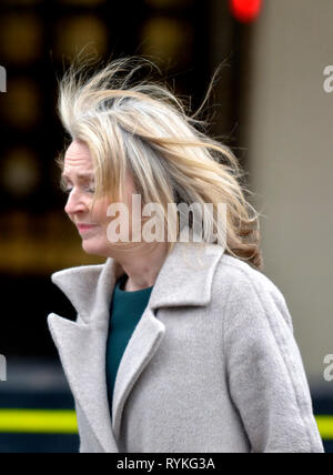 Liz Truss MP (Con; Chief Secretary, Schatzamt) verlassen College Green, Westminster, Philip Hammond's Spring Aussage, an einem windigen Tag zu diskutieren, Stockfoto