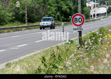 80 km/h Höchstgeschwindigkeit Zeichen entlang der Autobahn RN7, in der Nähe von La Roche-de-Glun (Frankreich). Zeichen und Verkehr: Änderungen an der Drehzahlgrenze, versuch Paro Stockfoto