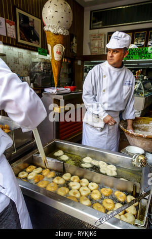 Valencia Kuchen, Süßigkeiten, Mann Kochen Bunuelos, Zubereitung von Speisen, Valencia Spanien Altstadt Stockfoto