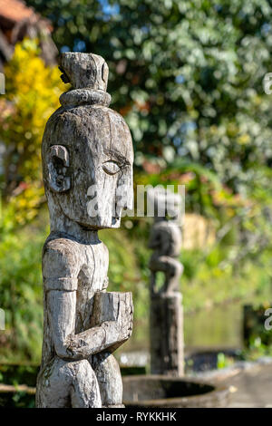 Balinesische alte hölzerne Statue auf der Straße in Ubud, Insel Bali, Indonesien. Diese Zahlen der Götter schützen das Haus von bösen Geistern. Nahaufnahme Stockfoto