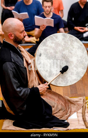 Zen Meister spielen eine Trommel in Paris, Frankreich. Stockfoto