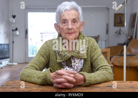 Porträts der älteren Frau zu Hause Stockfoto