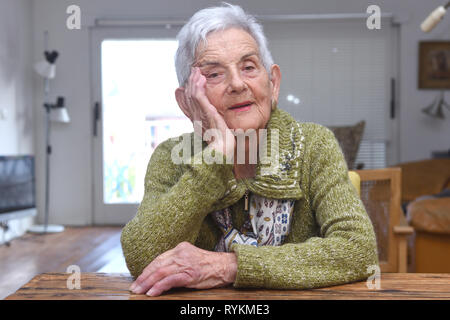 Porträts der älteren Frau zu Hause Stockfoto