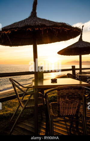 Terrasse mit Sonnenschirmen beim Sonnenuntergang an der Costa del Sol, Andalusien, Spanien Stockfoto