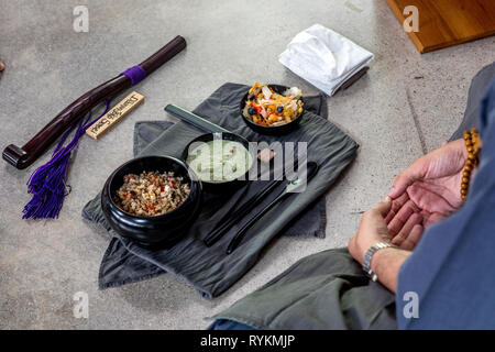 Zen sesshin (Retreats) in Paris, Frankreich. Mahlzeit. Stockfoto