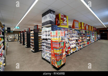 Stände in der Zeile im Supermarkt. Frankreich. Stockfoto