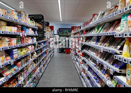 Stände in der Zeile im Supermarkt. Frankreich. Stockfoto