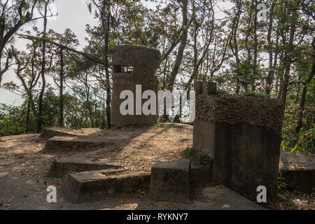 Wandern am Wong Nai Chung Lücke Trail, Hongkong - eine Website von einem verlassenen britischen Militär Position während der Schlacht von Hongkong im 2. Weltkrieg verwendet. Stockfoto